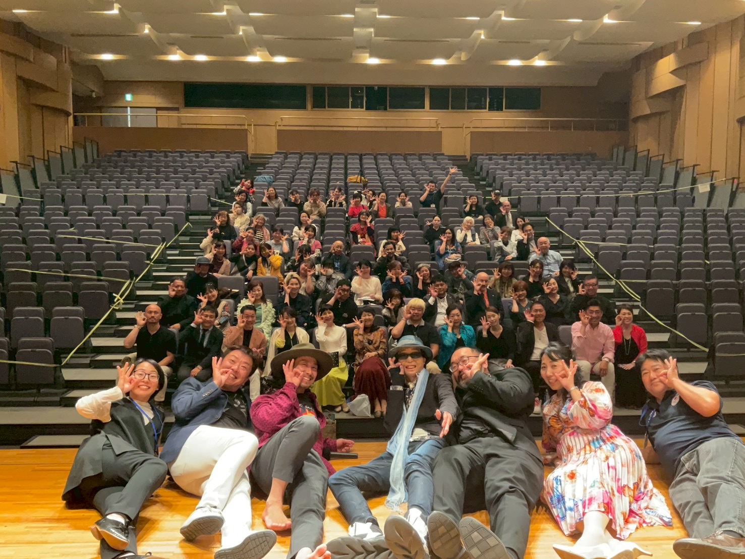 古市佳央セルフストーリーオペラ沖縄公演・てぃるる大ホールでの集合写真