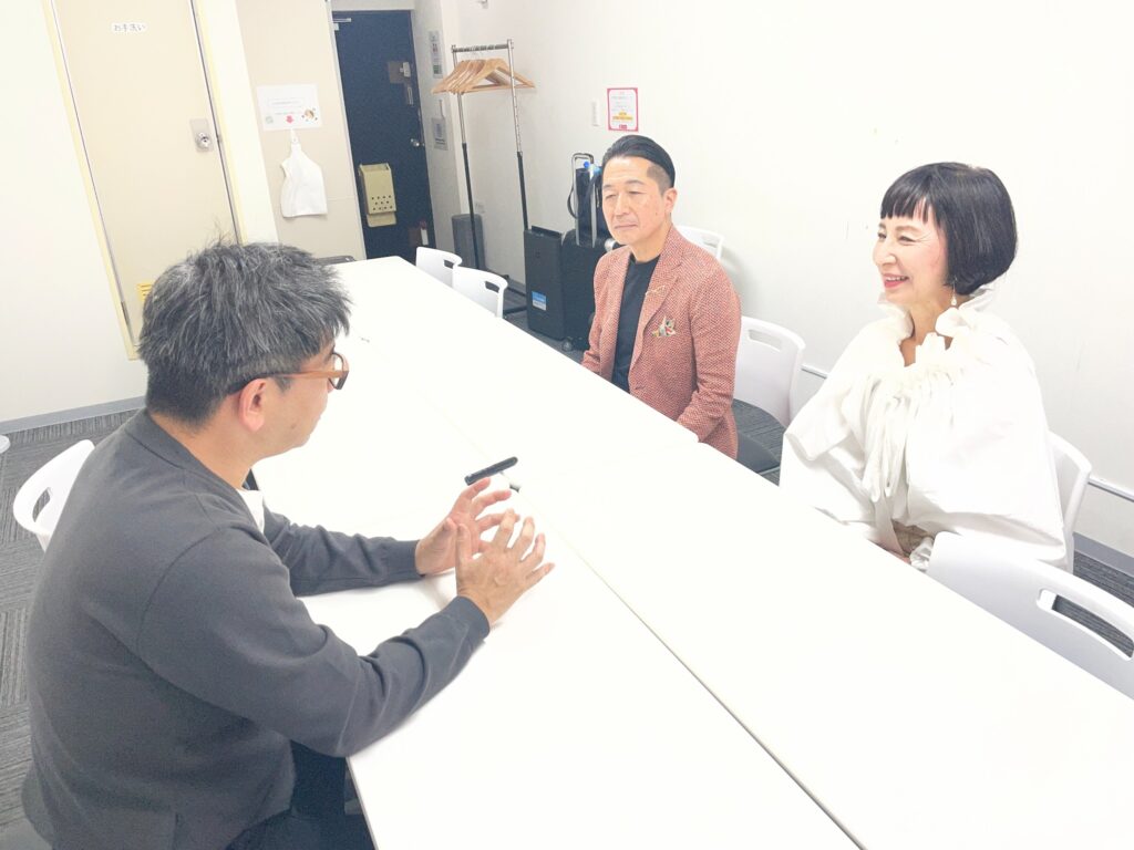 ミネラルビューティー協会の平田浩一さん・畑菜保子さんと川野浩志先生の対談風景