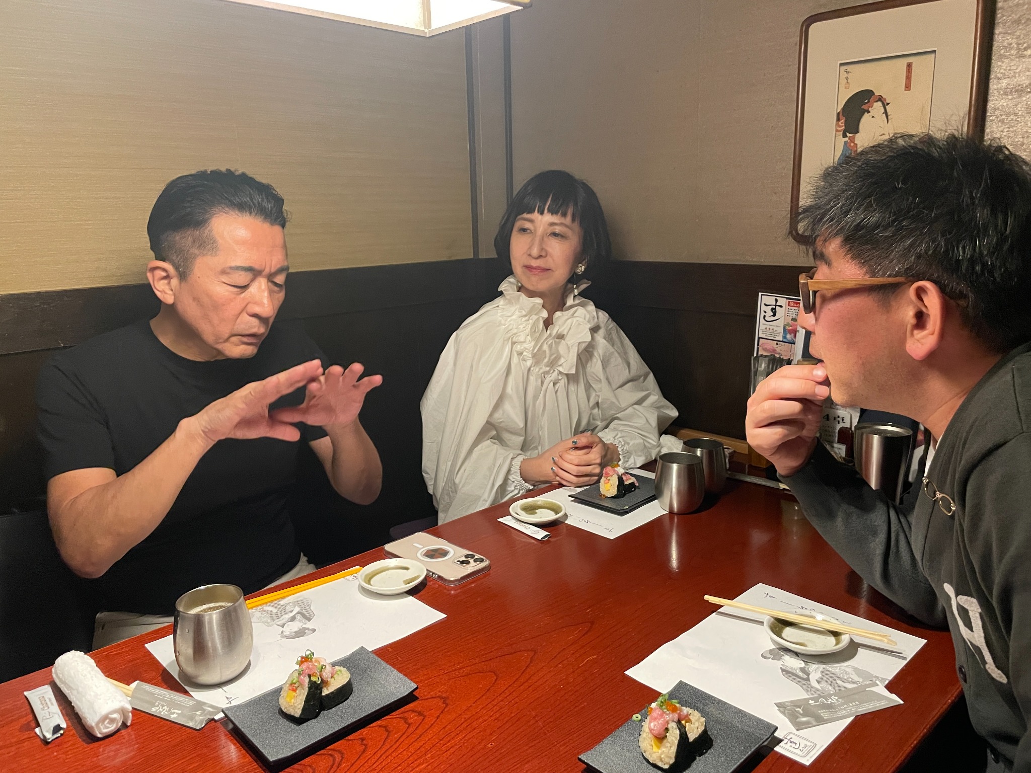 東京・新宿での対談に伴う歓談の様子