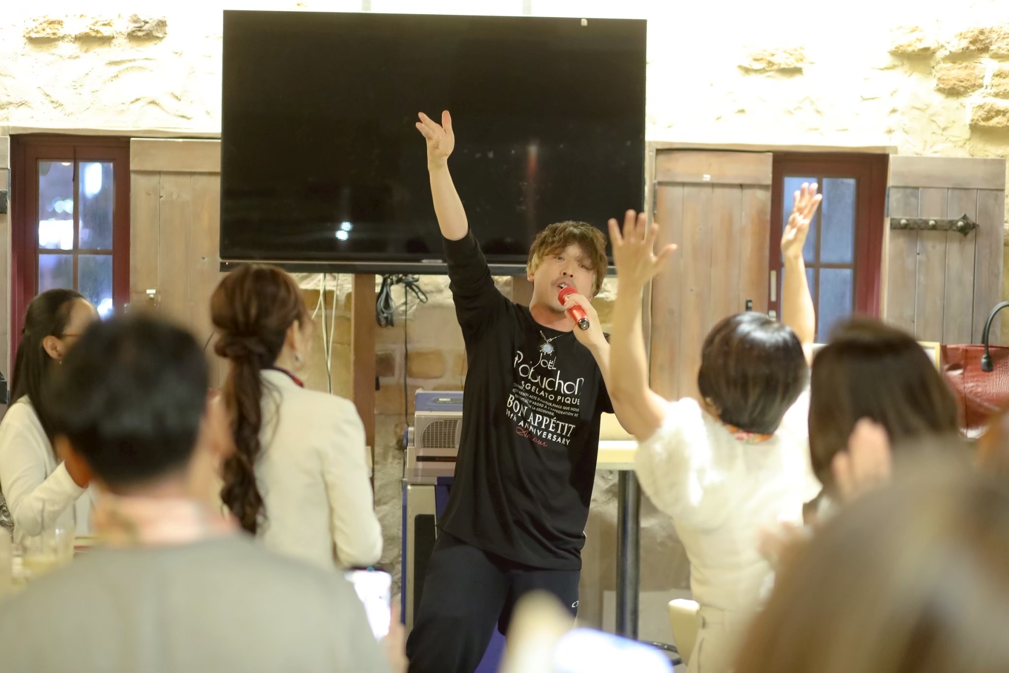 名古屋の出版記念パーティーでミニライブを届ける岡本隆根さん