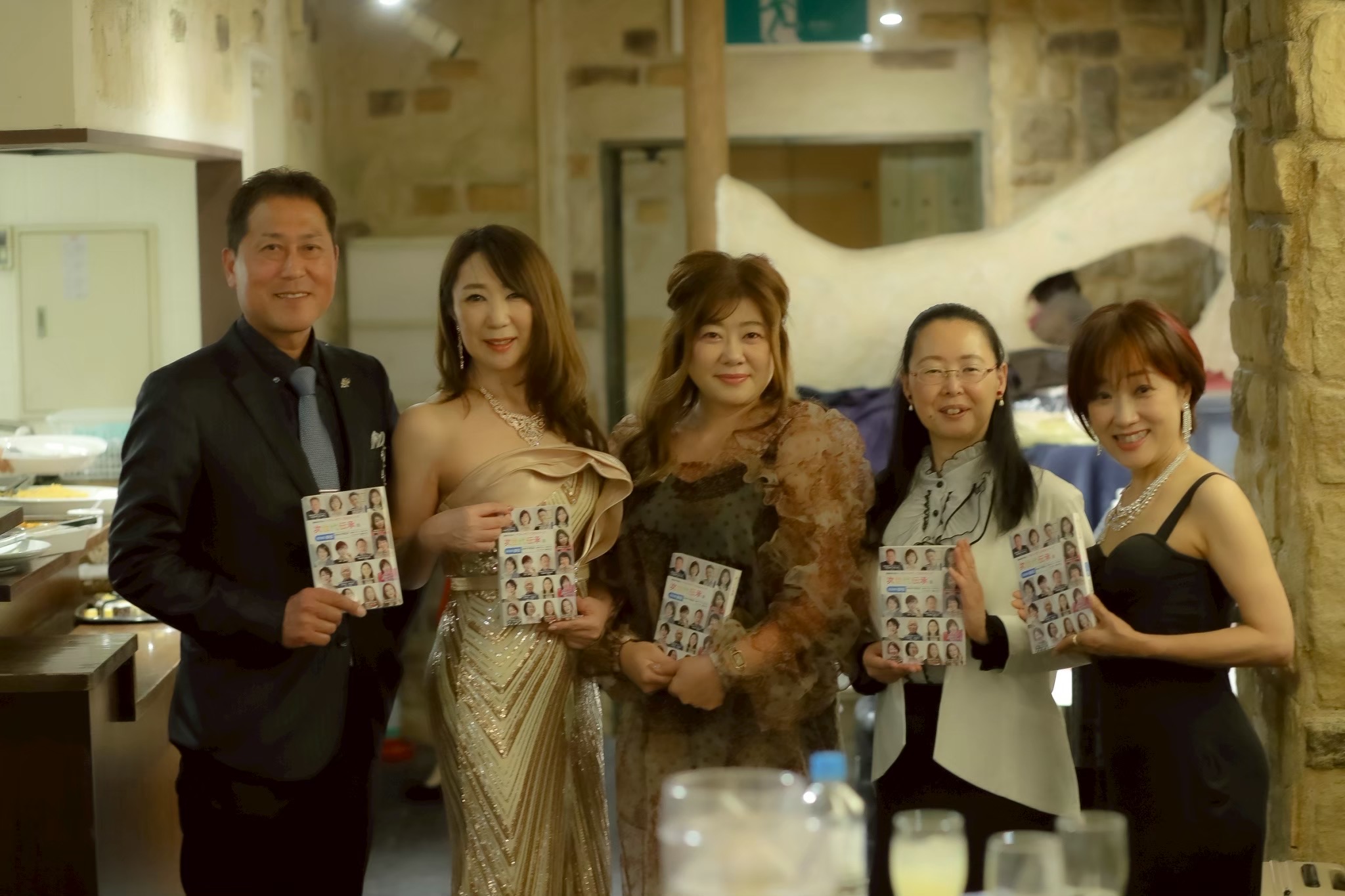 次世代伝承版2026春号を手に出版を祝う参加者の皆さん