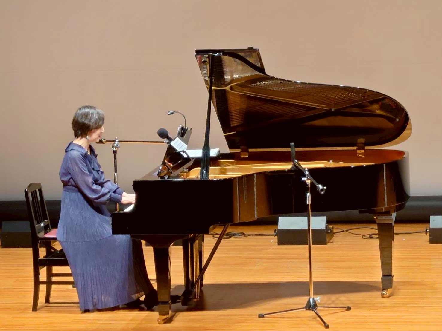 スピーチに寄り添うグランドピアノの演奏