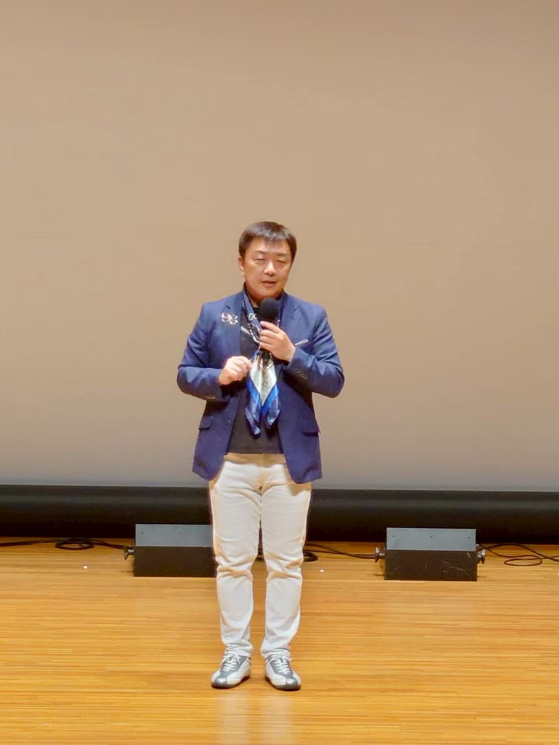 てぃるる大ホールでのスピーチの様子