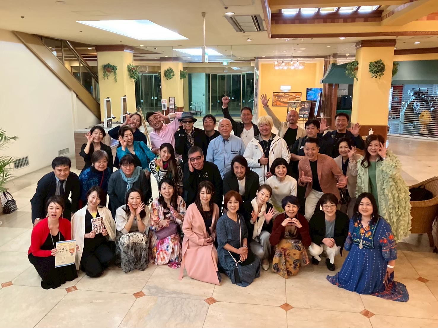 沖縄公演に集まった皆様との記念写真